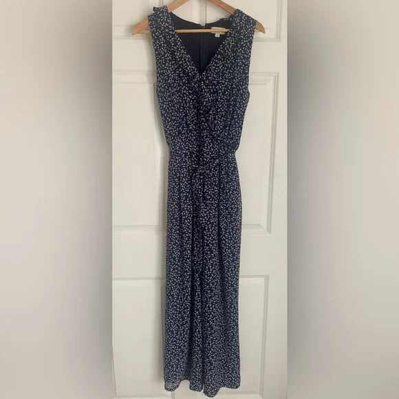 LOFT Outlet Floral Jumpsuit Size 8 Ruffle V-Neck Navy White Effortlessly chic✨ - Picture 4 of 16